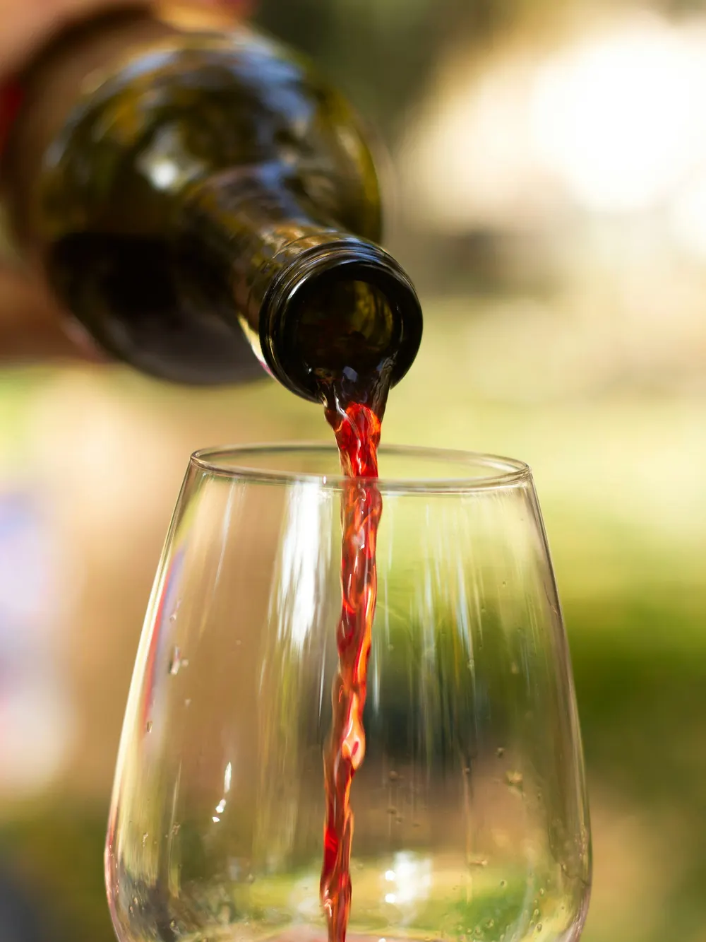 Czerwone wino nalewane do kieliszka